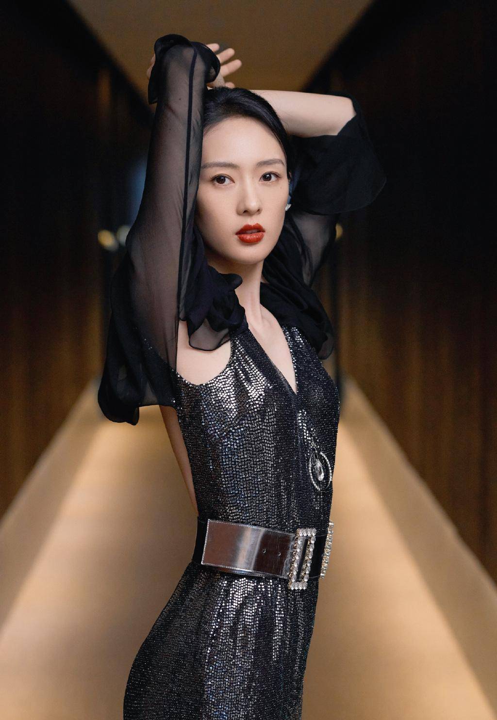 "顾佳"怕是童瑶本色出演的,穿亮片连体裤露美背,霸气得像女王_造型