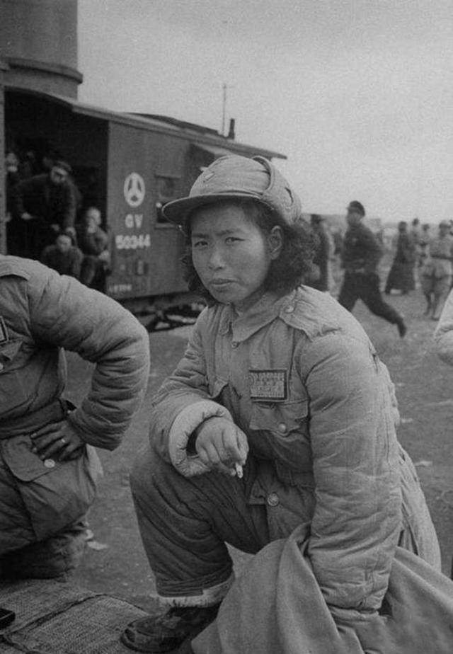 美国记者拍的淮海战役国军照片:士兵看军官吃肉,女兵蹲地抽烟_兵团