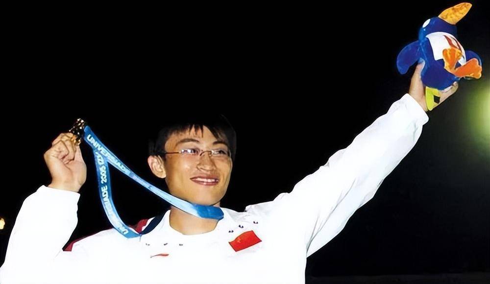 眼镜飞人胡凯:18岁才练习百米却加冕世界冠军,如今是清华副教授_中国