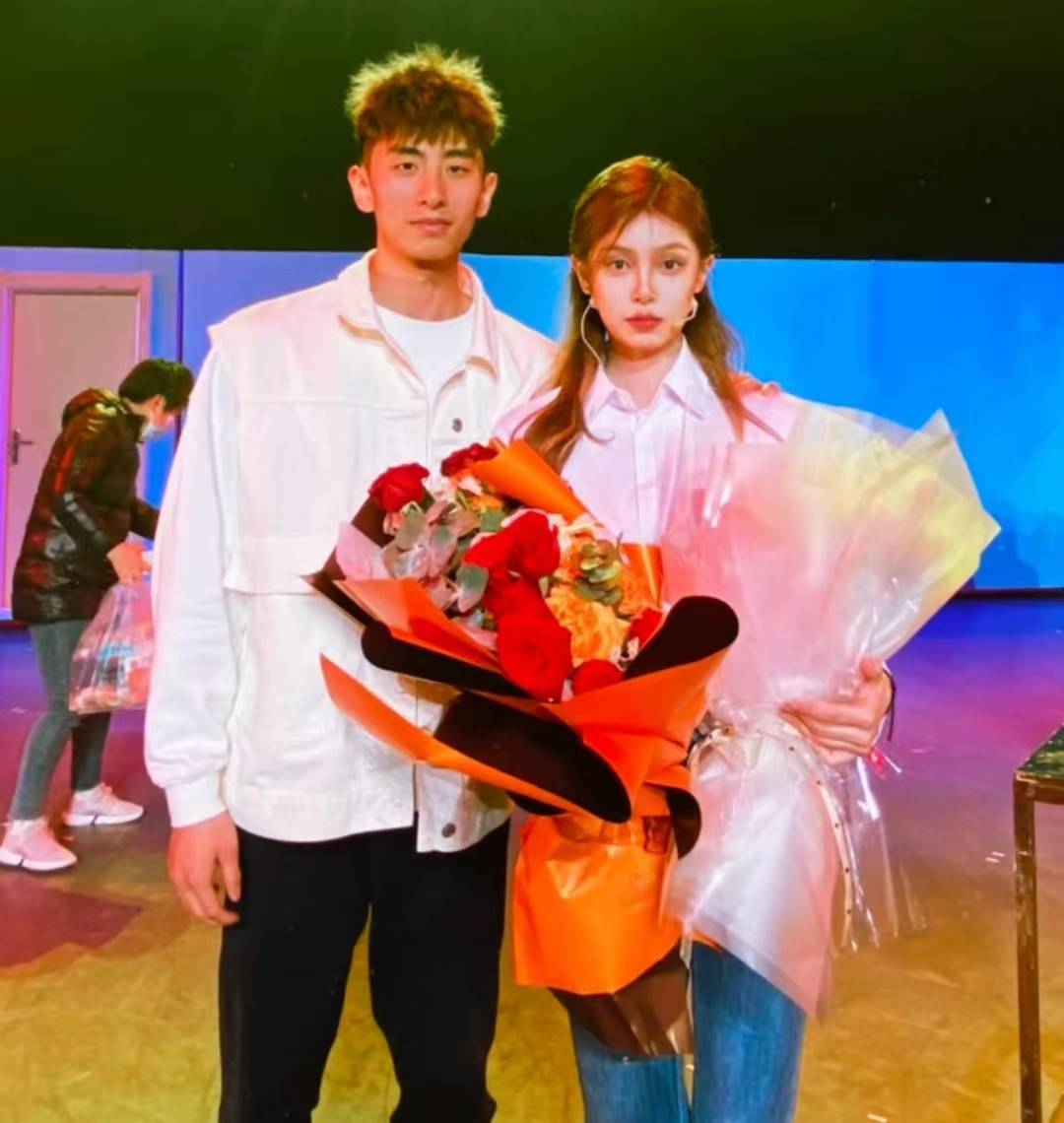 著名篮球运动员和女友火车站遭人群殴,乘务员冷漠旁观