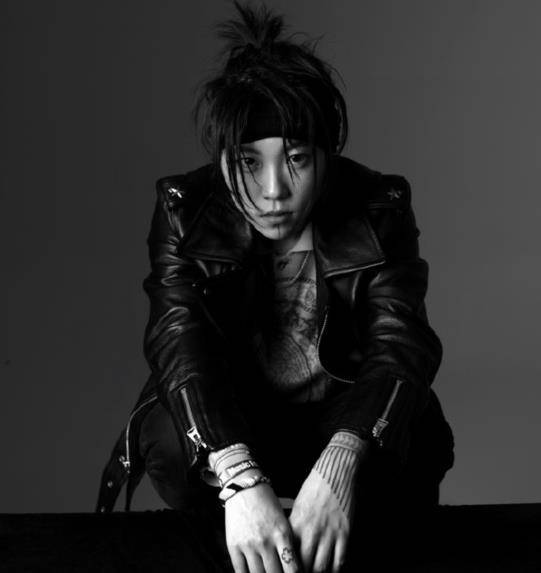 窦靖童黑白写真大片曝光,冷峻洒脱遗传王菲气质,时尚表现力极强_back
