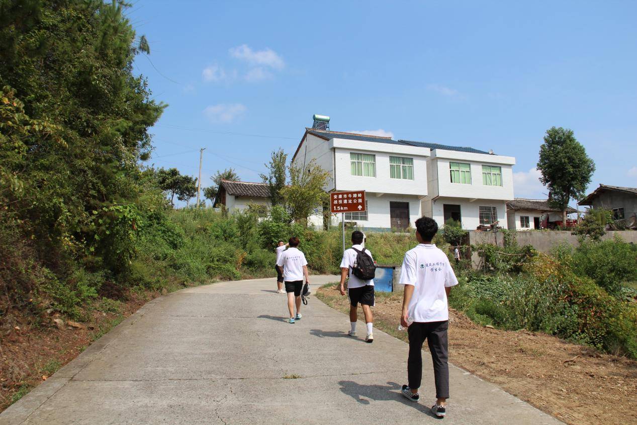 長安大學赴陝西安康暑期社會實踐隊赴牛蹄嶺戰役舊址參觀學習_革命