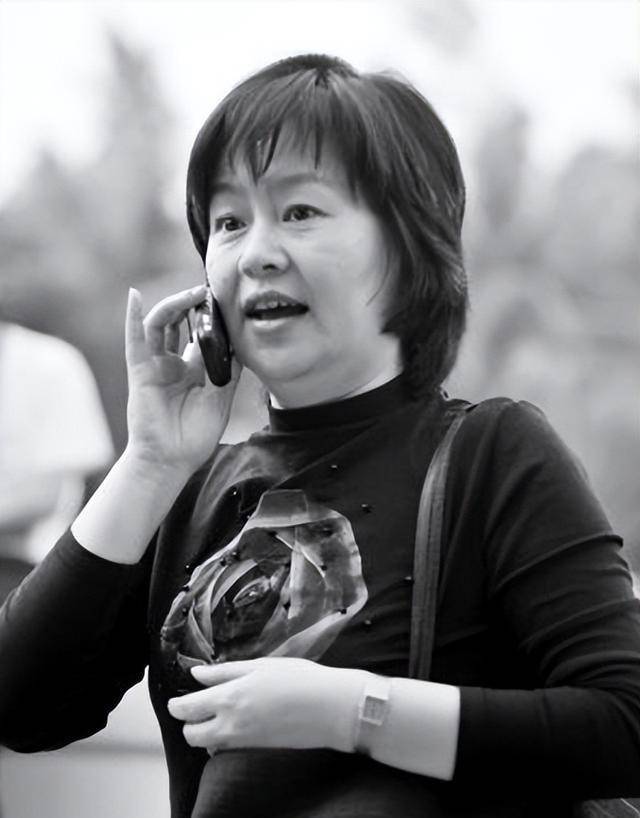 鞠萍:和前夫离婚,儿子常年住校,温暖全国儿童却没能陪伴好儿子_蒋启星