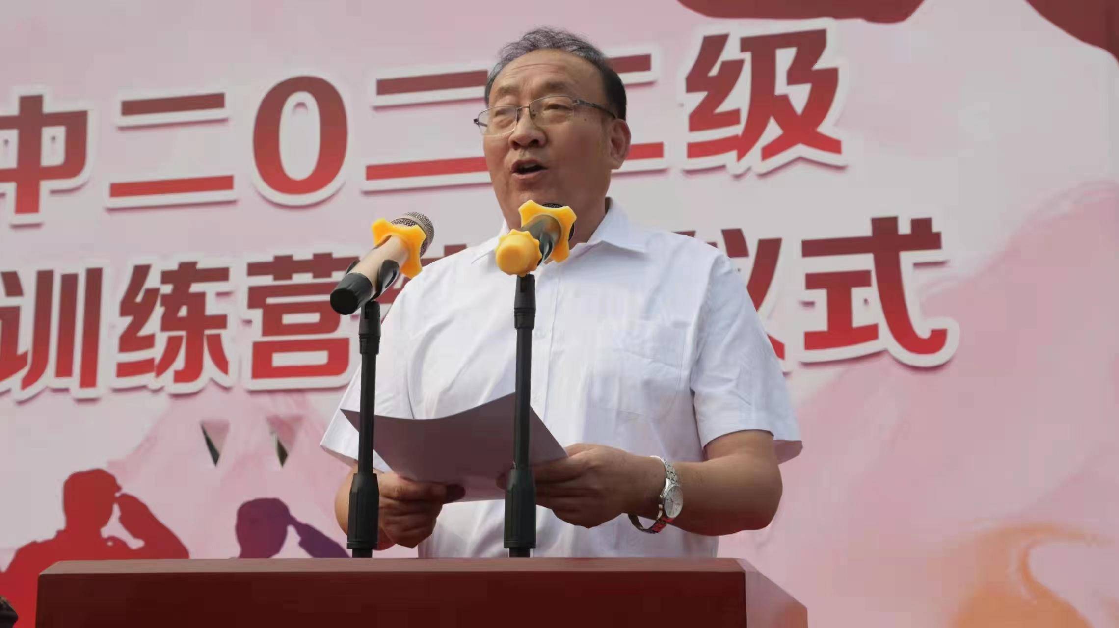 南都新英才高中校长李卓民作总结讲话南都新英才高中校长李卓民为训练