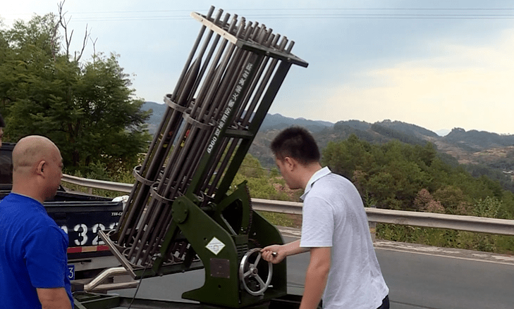 增雨弹型号气象工作人员对设备进行调试在虎威镇作业点上午10点40分