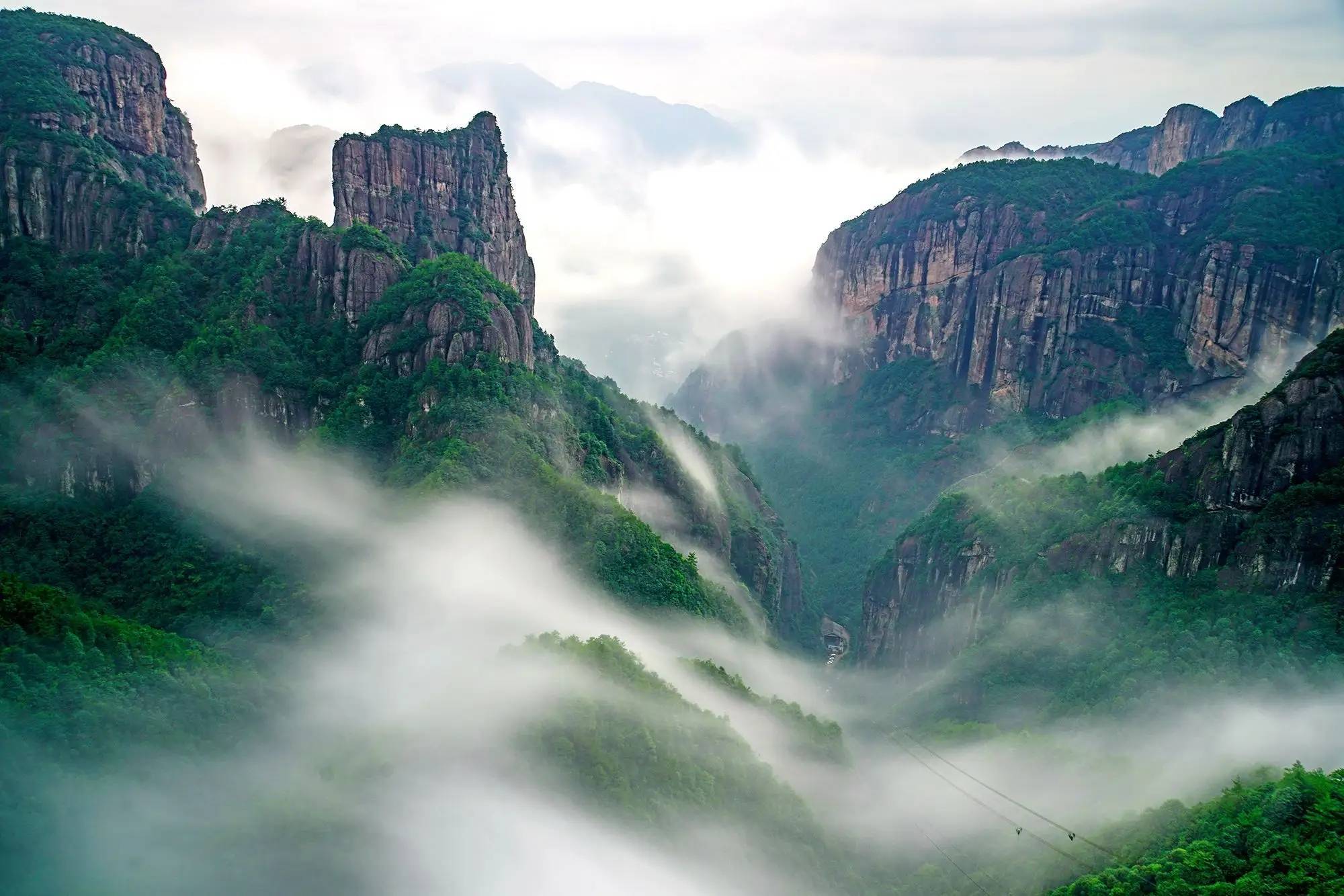 浙江受游客欢迎的景点，以岩奇、瀑雄、谷幽、洞密、水清、雾美取胜