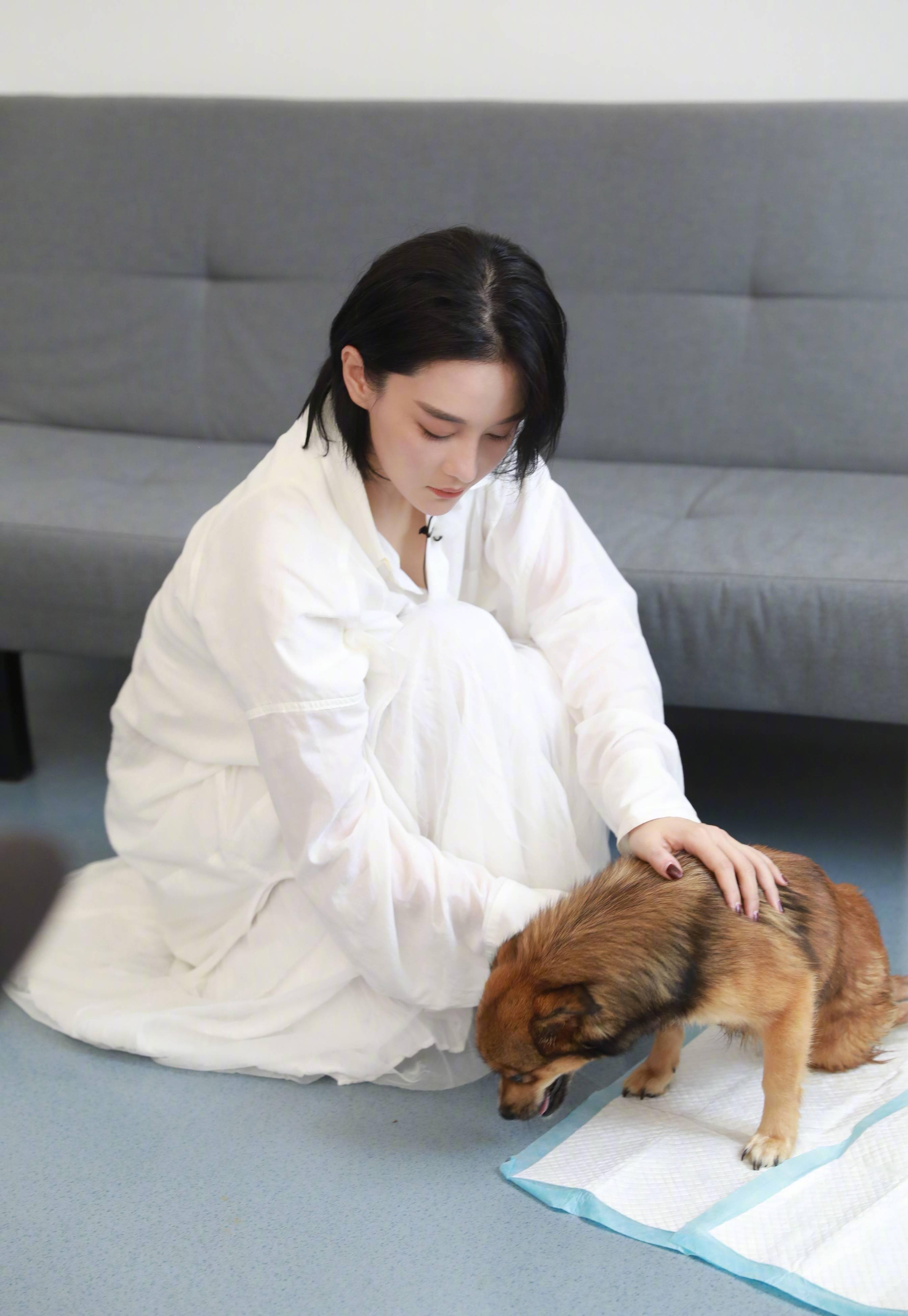 张馨予晒男友视角下自拍照,留老公何捷同款发型,超近镜头难掩真实颜值