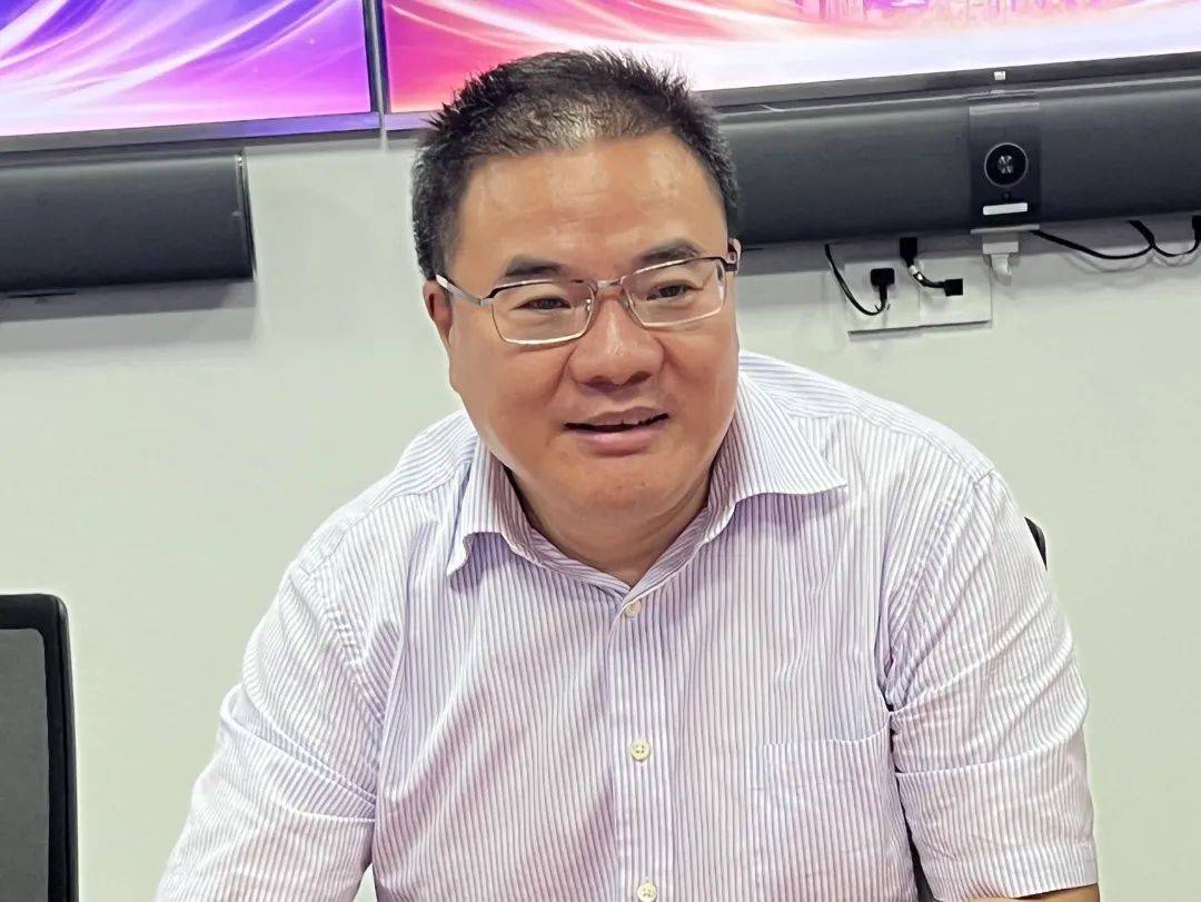 商会副会长,东方希望集团党支部书记张轮大对东方希望的发展历程,企业