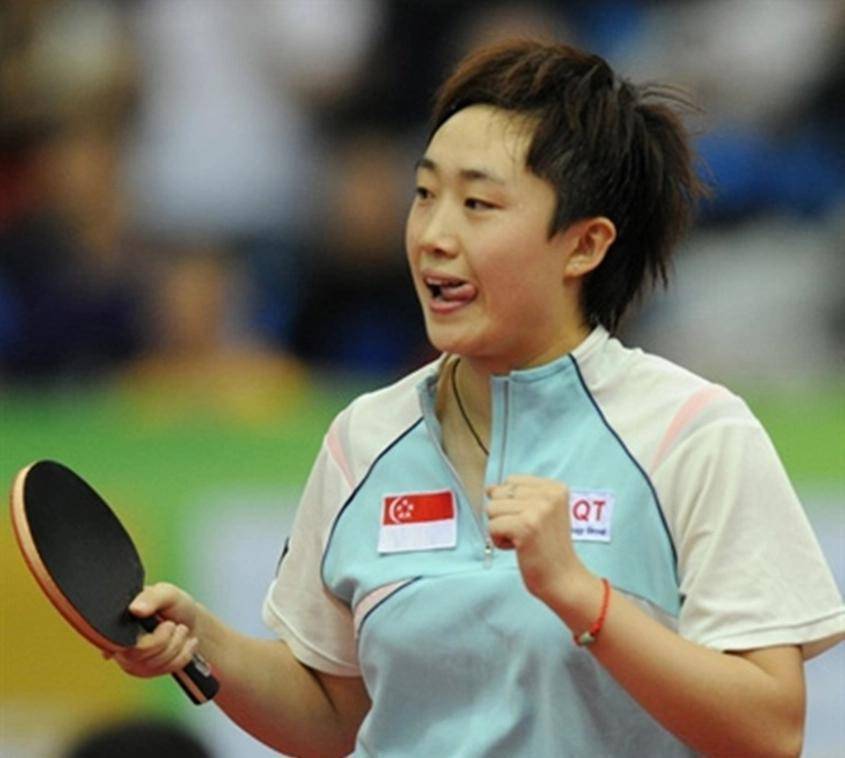 此时新加坡乒协以"新加坡体育的未来,需要更多年轻人"为由将冯天薇