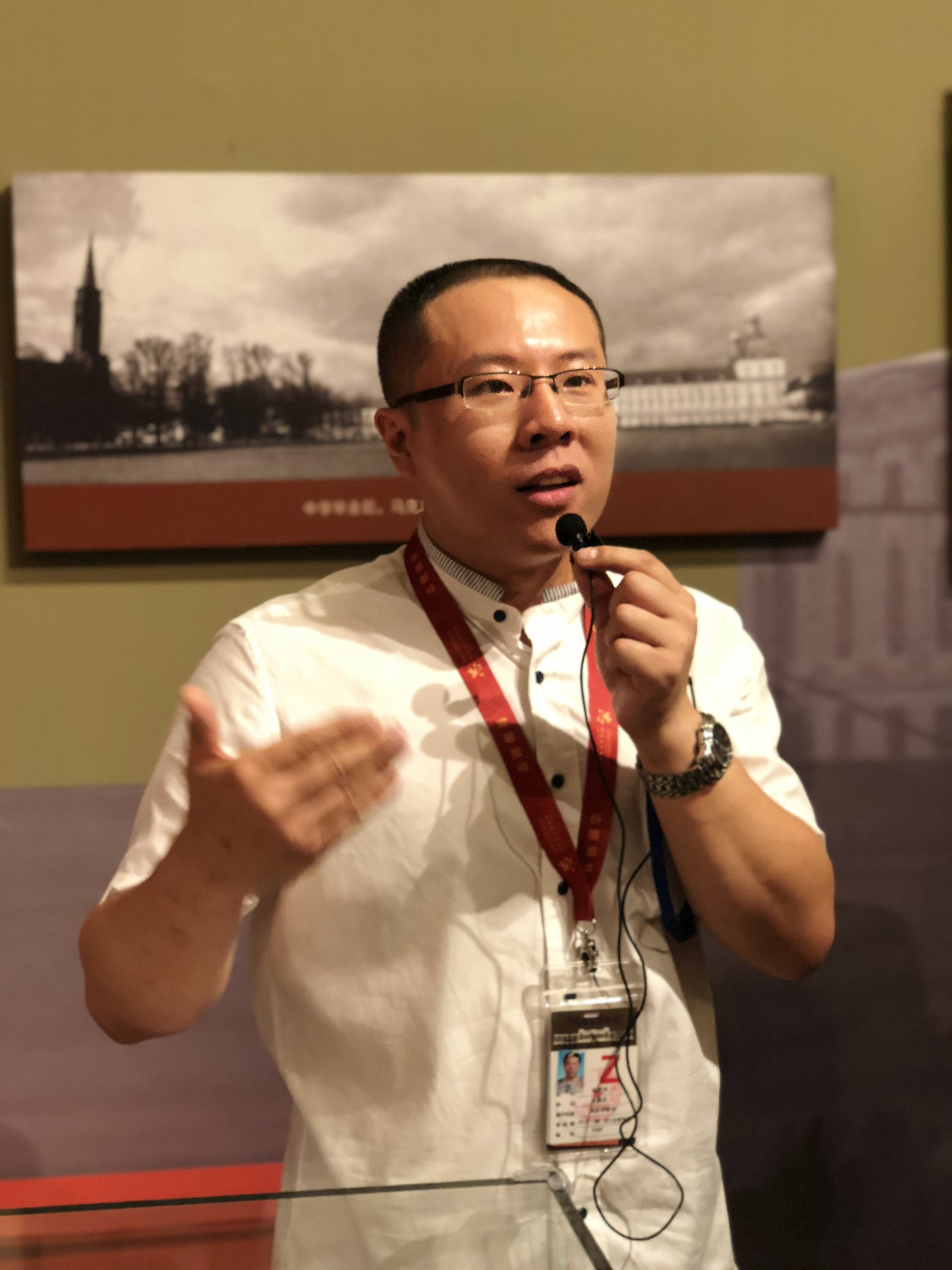 杨秉坤在《真理的力量——纪念马克思诞辰200周年展》上讲解我的