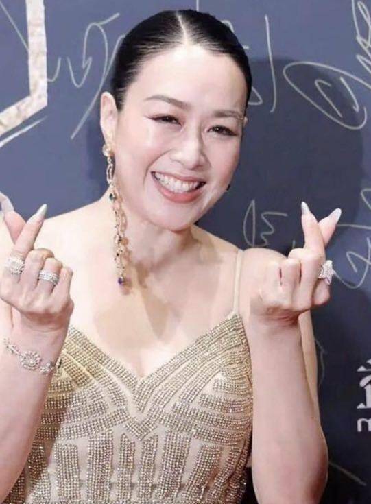 50岁钟丽缇"装"不住了,如今圆润一大圈没法看,大妈年纪太真实了_节目