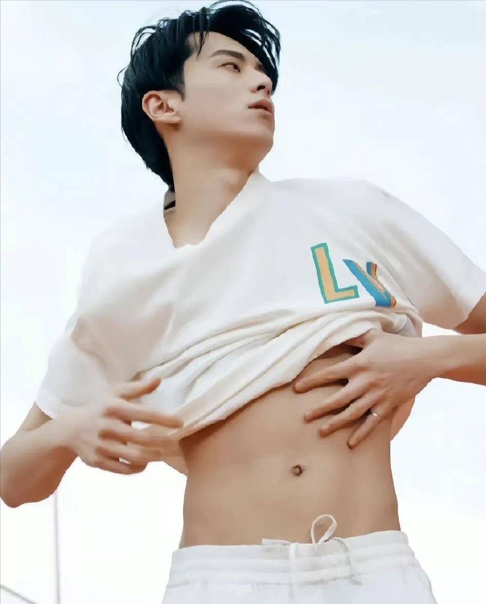 王鹤棣再度晒湿发造型,"尺度"虽有所升级,身材却惨遭吐槽_大片_肌肉