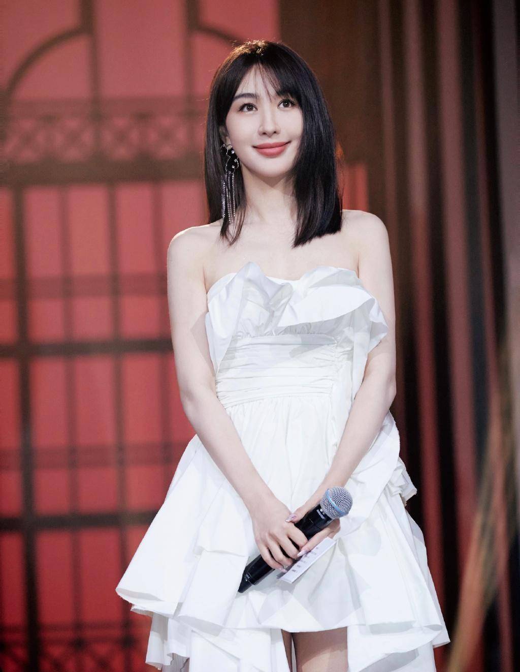 李菲儿"xs"身材穿紧身抹身材,曲线干瘦没肉,短裙里像撑了把伞_的设计