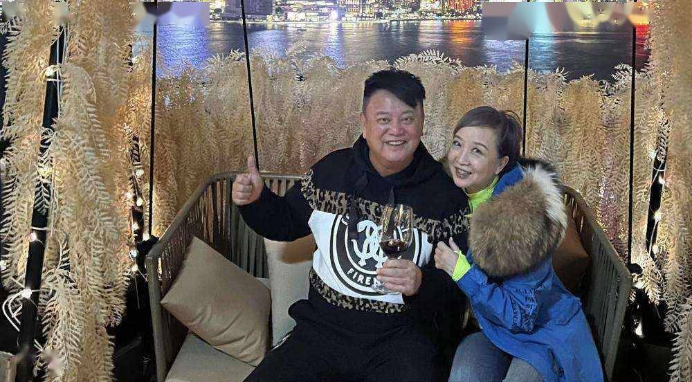 恭喜！知名港星陈百祥与妻子庆祝结婚43周年,温拿乐队成员送万元大礼