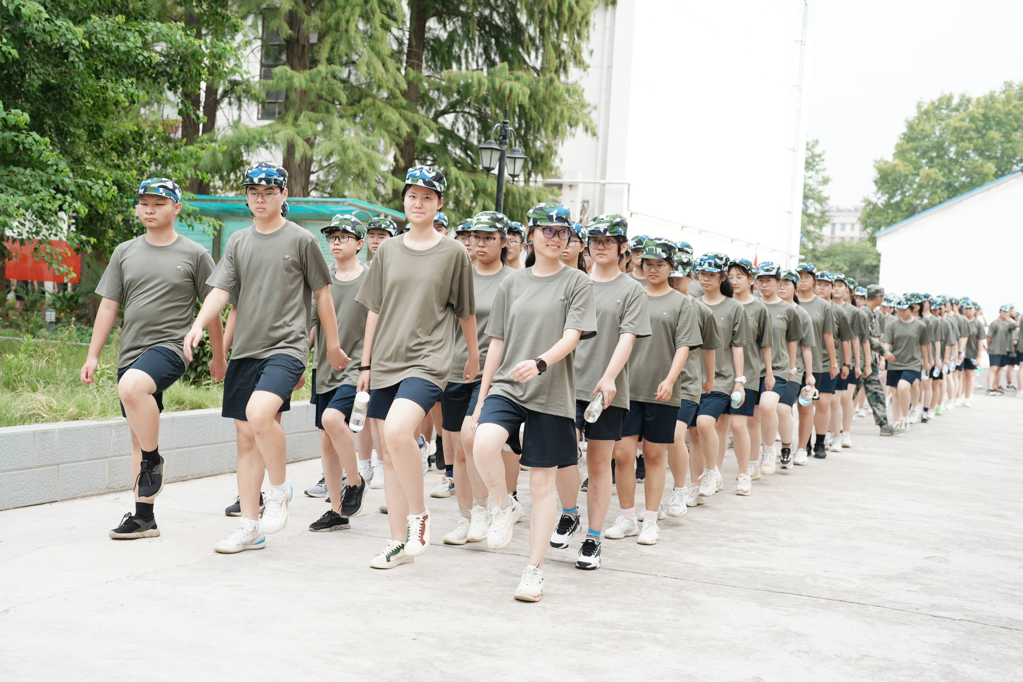 南京燕子矶中学校服图片