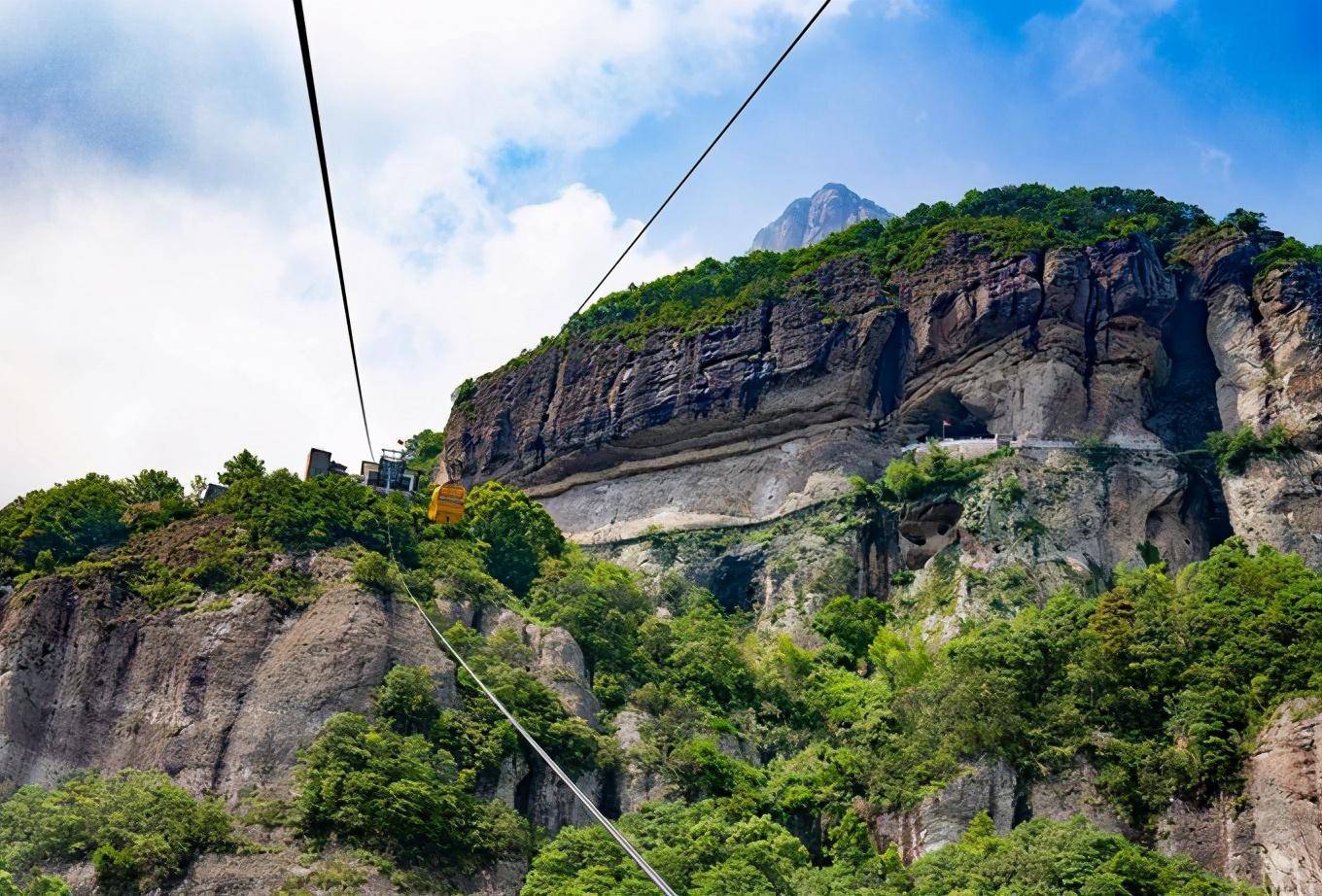 浙江雁荡山方洞,悬崖峭壁间架悬空铁桥,观光栈道边就是万丈深渊_景区