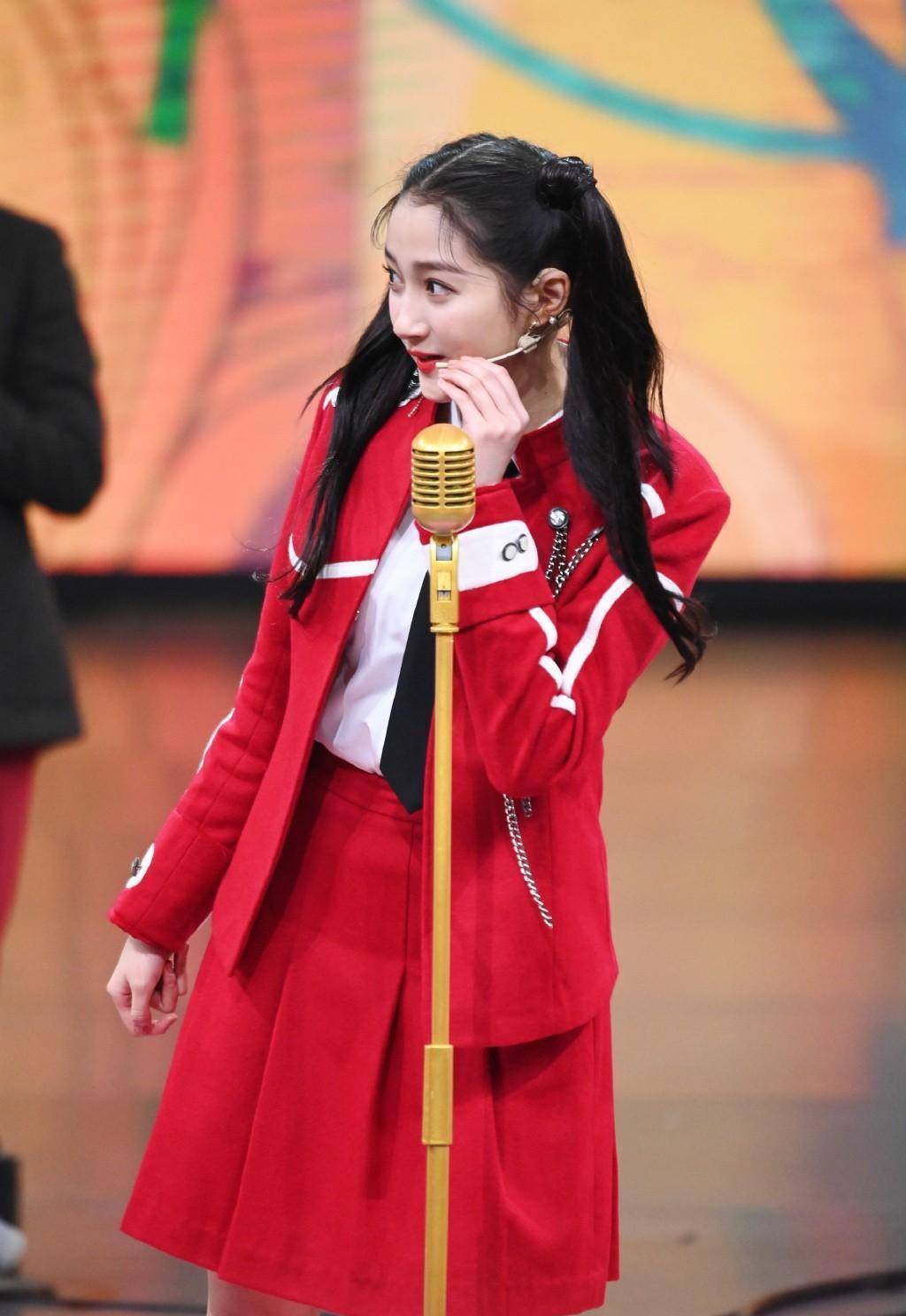 关晓彤最新综艺照,以蛇妖小青造型亮相,颜值真心无处挑剔_白色_衬衫