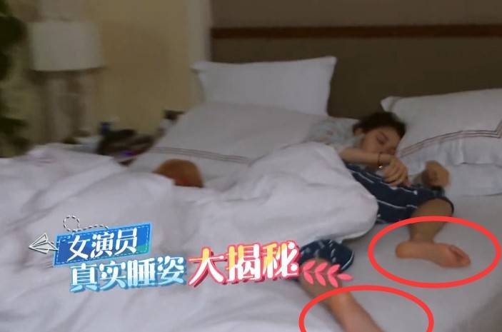 关晓彤"起床照"火了,脚底板却成最大的亮点,网友:三天没洗?