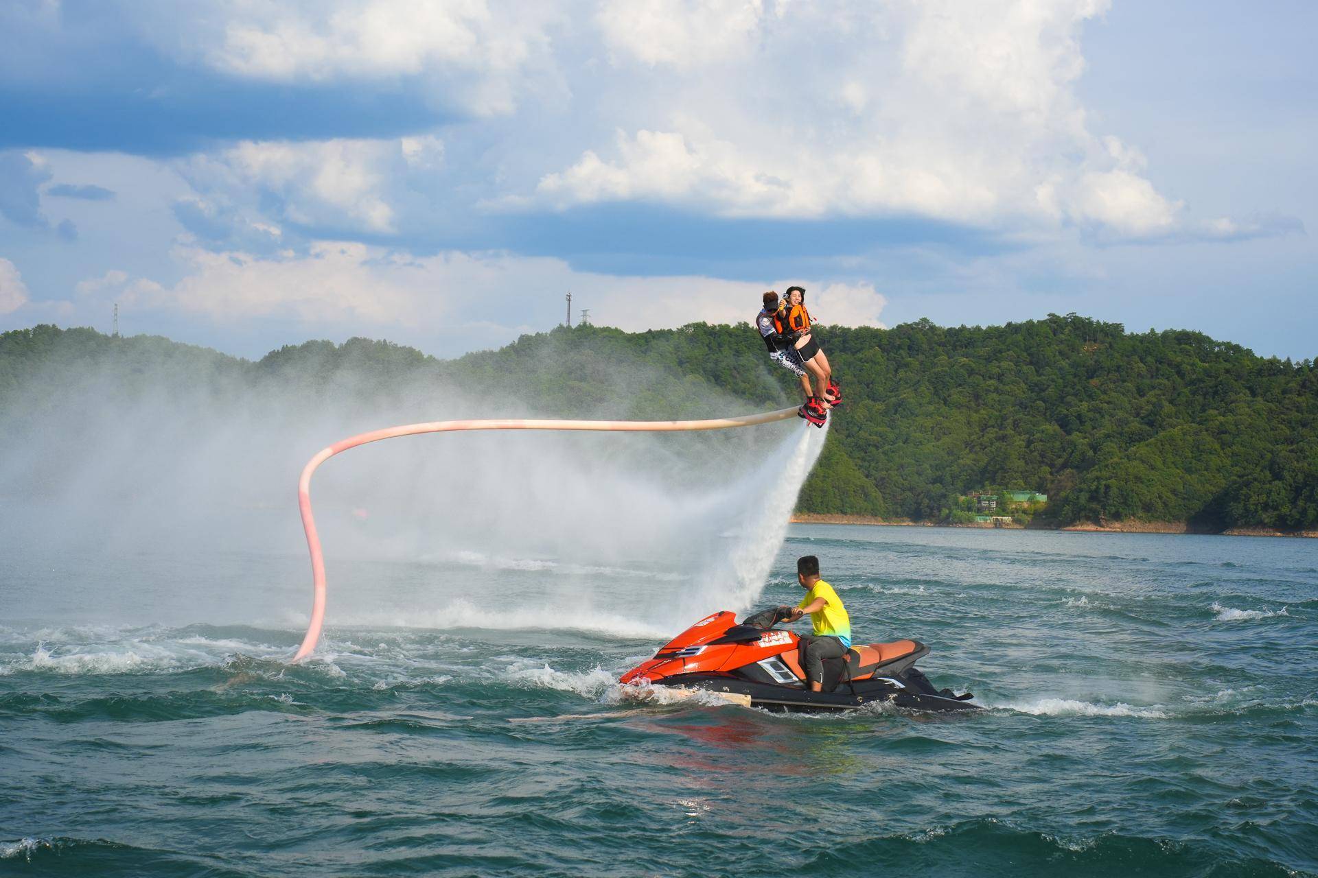 观光直升机,不同于湖面的观光身临其境,直升机观光高大上又能看全貌.