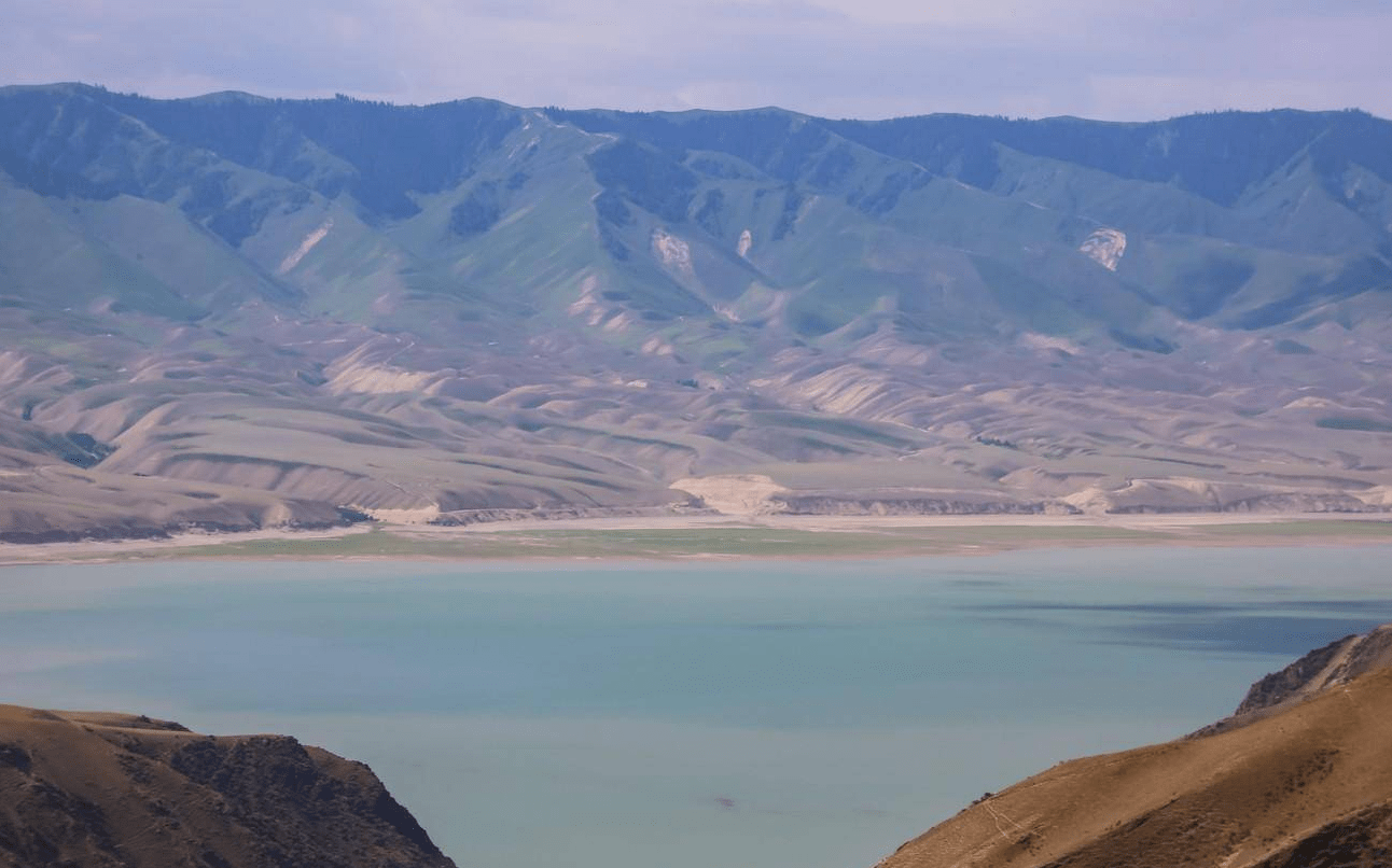 新疆是国内离海最远的地方，却有片壮阔的海，还被誉为西域小三峡