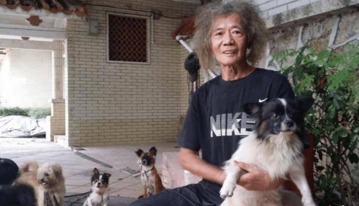 香港富二代，将父母遗产挥霍一空后，平静走上街头、与狗相伴流浪