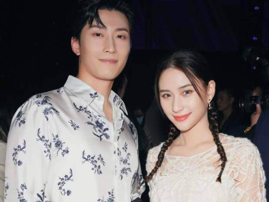 窦骁综艺节目中出现意外被烫伤,女友何超莲心疼到快哭了_何鸿燊_男友