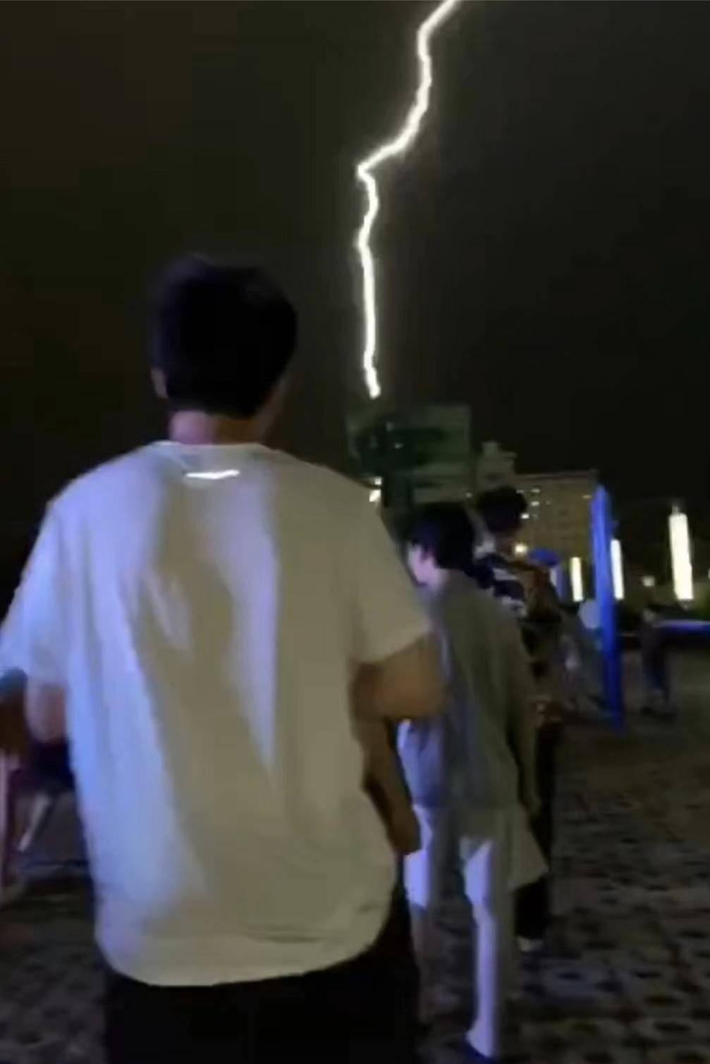 安徽南陵4名跳广场舞群众被雷电击中，官方通报：2人死亡，2人受伤