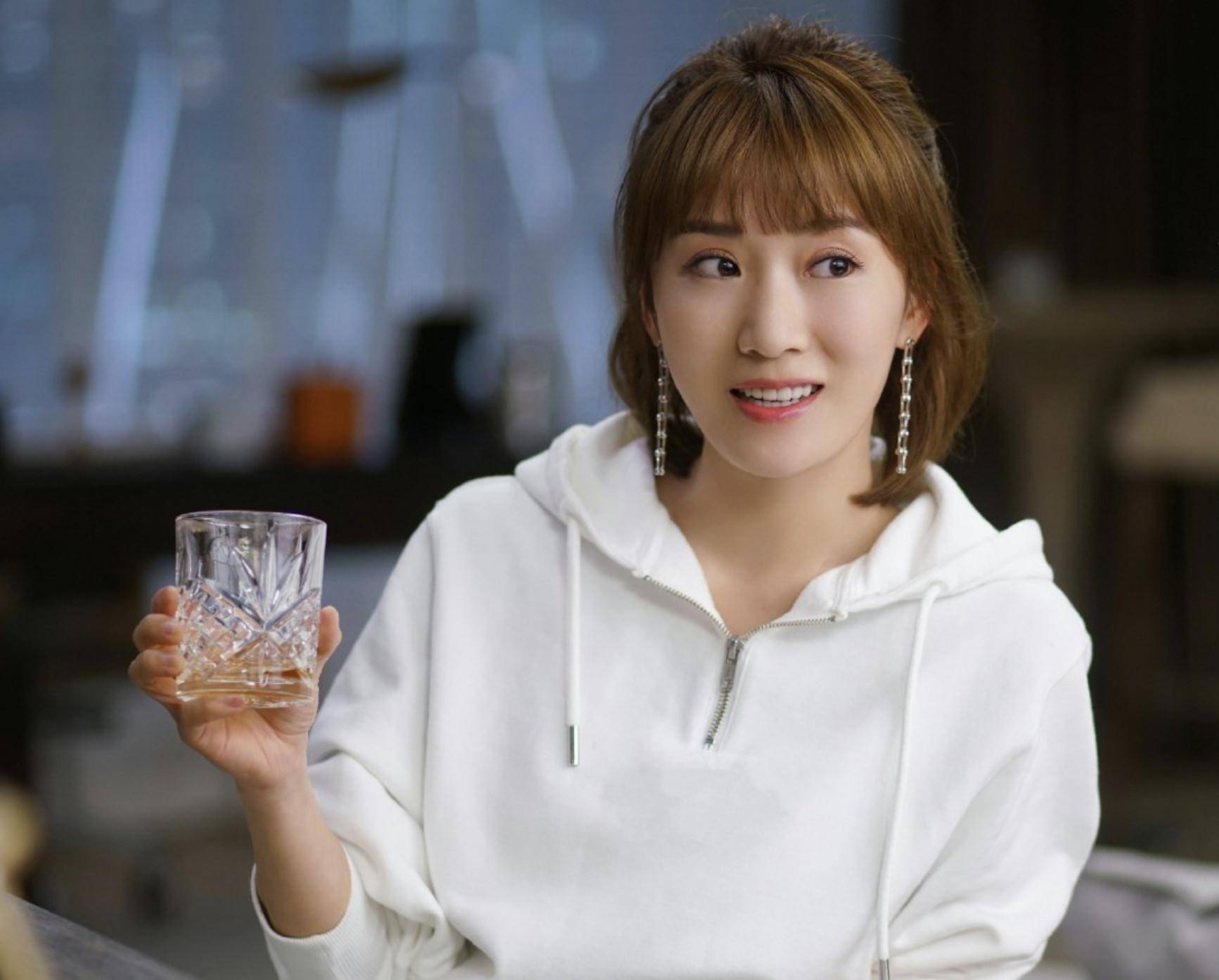 阔太李念新剧演辣妈,穿少女装扎半马尾不像36岁,笑起来梨涡真美_风格