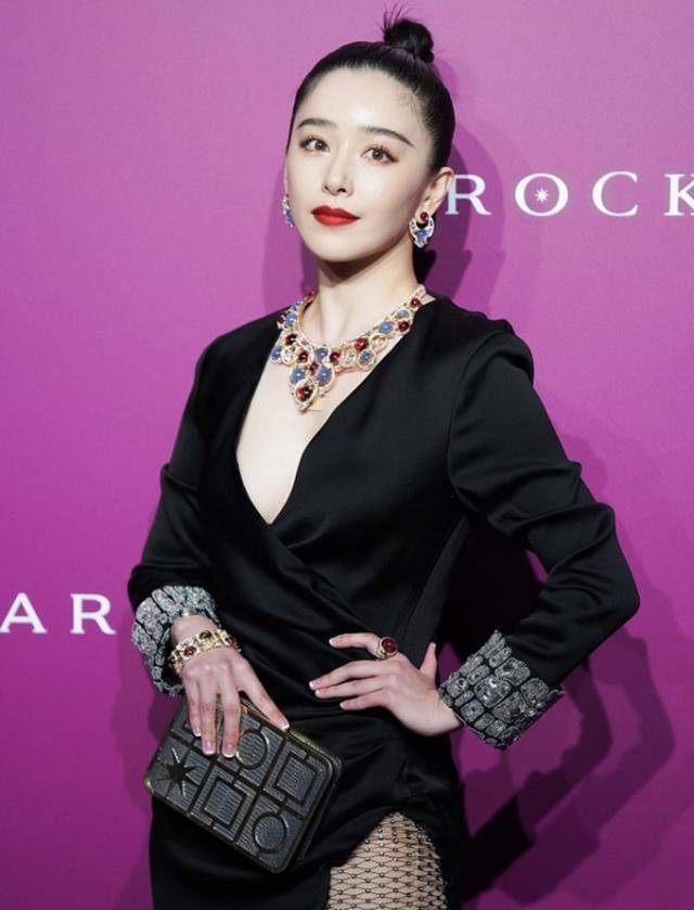 阚清子穿衣太大胆了,深v长裙秀大腿,气质时尚妩媚又妖娆_黑色_显得