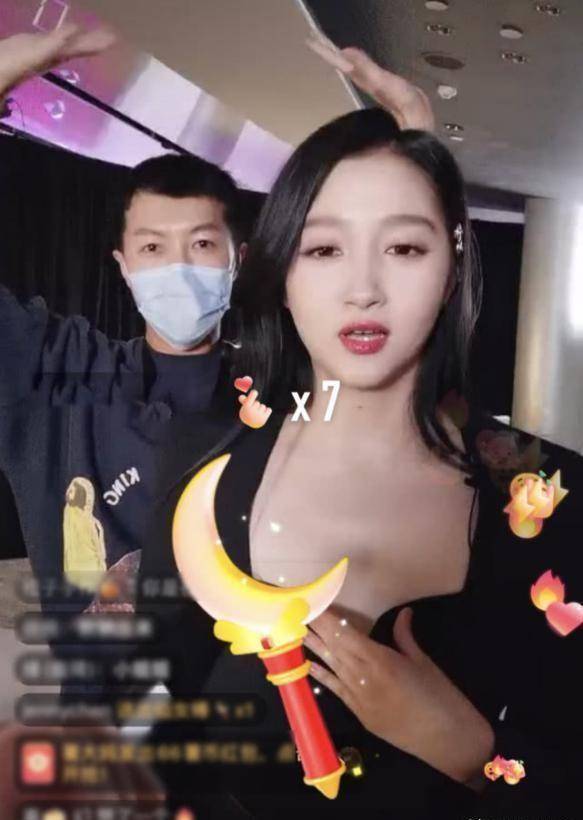 关晓彤出镜为粉丝热舞,黑色低身材裙太时尚,颜值和母亲似复制粘贴