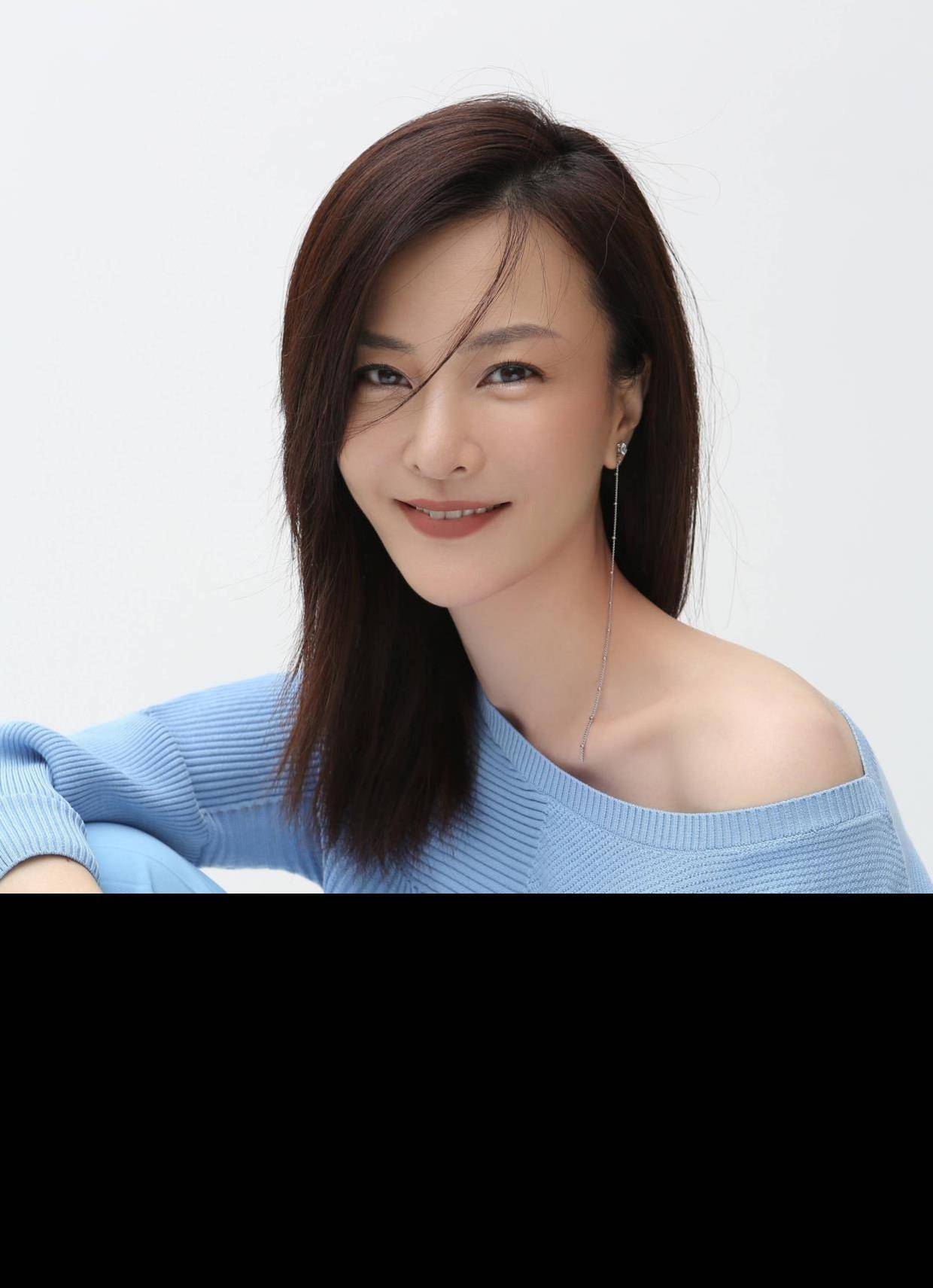 刘孜穿衣真大胆,身穿一件拼接色抹身材连衣裙秀锁骨,好看大气_时尚