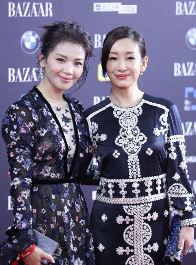 刘涛,秦海璐同框,将黑色长裙穿出不同的效果,同龄人气质差太多_裙子