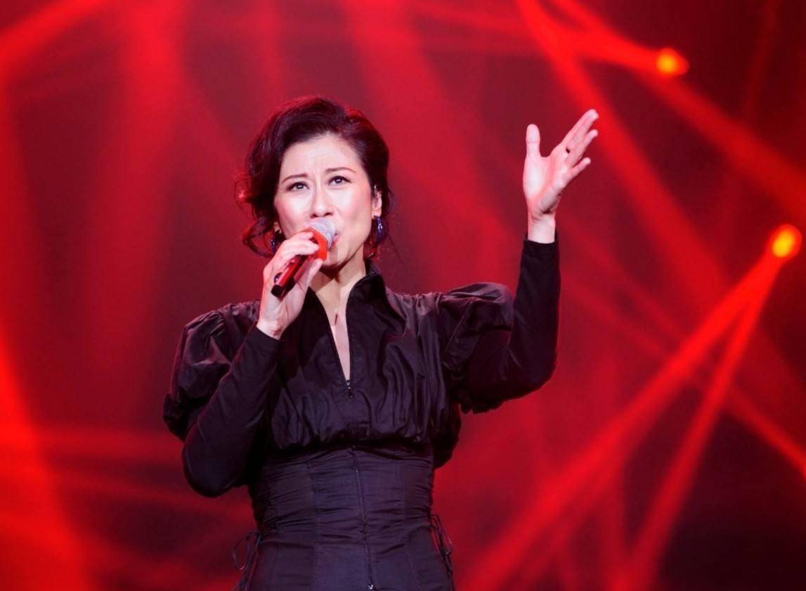 《情人知己》,《祝福》等,她还是个演员,参演过《喋血双雄》