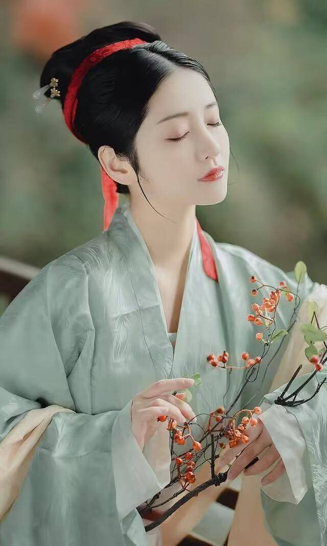 像是百褶裙,旋裙,上衣则有飞机袖,褙子,宋裤,仿黄晟墓里的一系列服装.