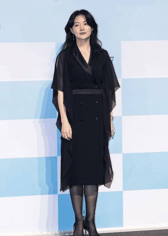 50岁李英爱越看越美,穿旗袍裙满身贵妇气质,不愧是氧气美女_黑色_基础