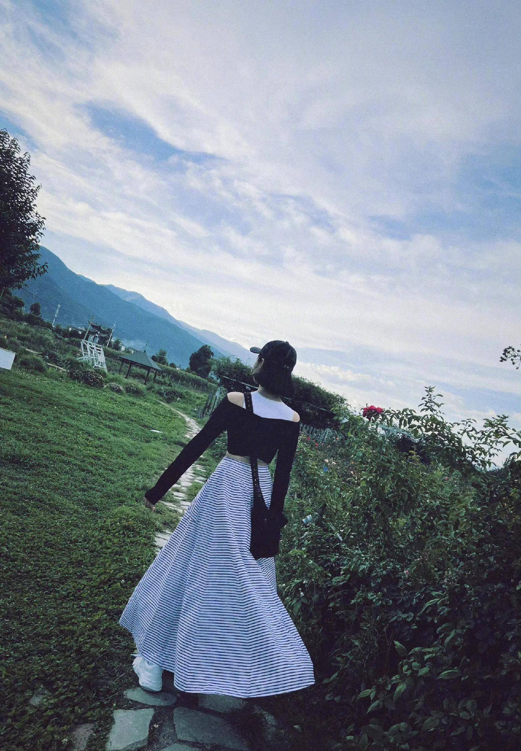 宋茜玫瑰园游玩美照,人比花娇,身材超好_发展_夏末_花园