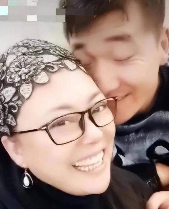 51岁李菁菁和29岁老公官宣离婚,结婚7年人财两空_刘振_直播_生活