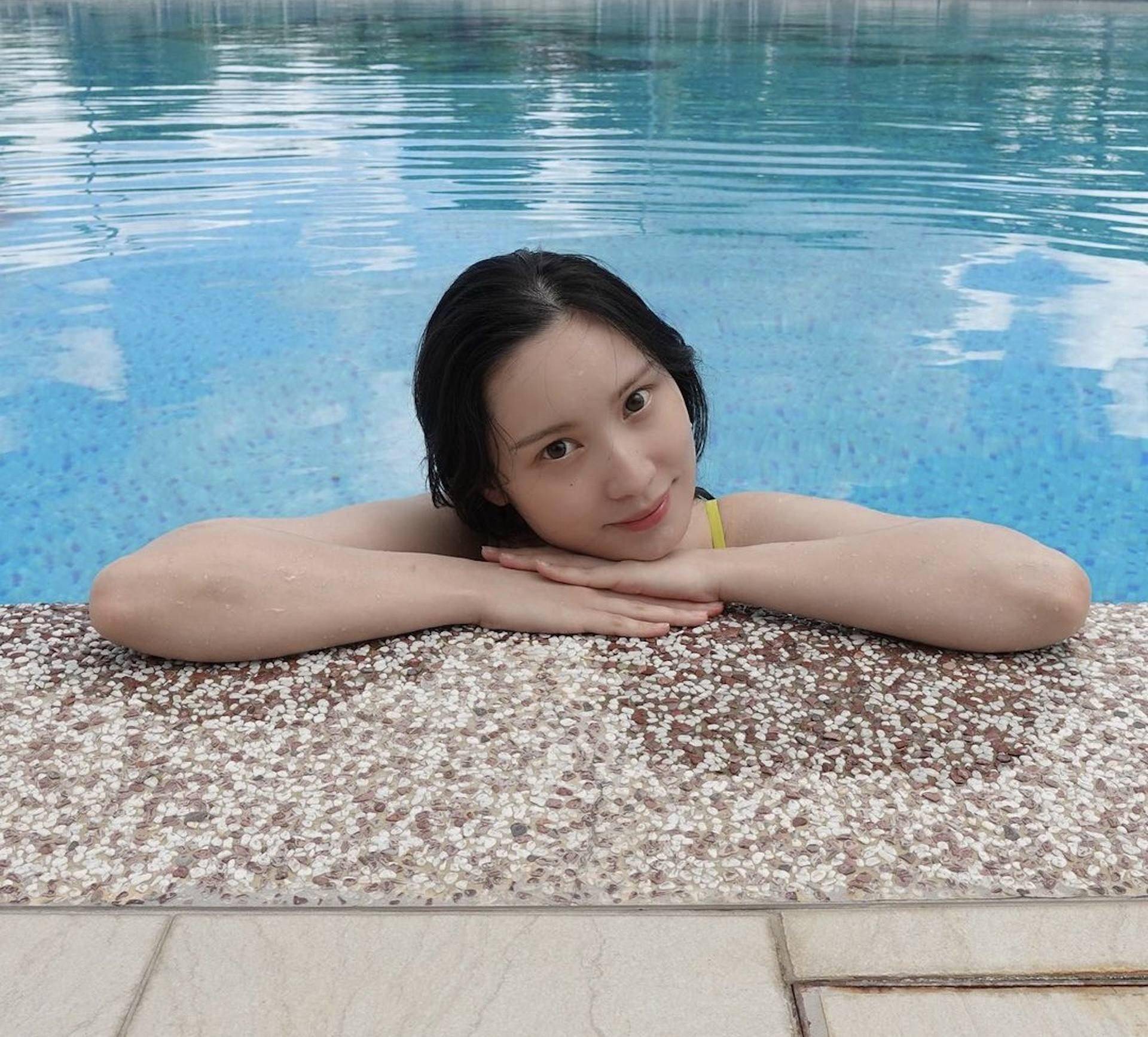 知名港星林佑威怀孕半年晒泳装照！皮肤雪白身材丰满,与公公关系亲密