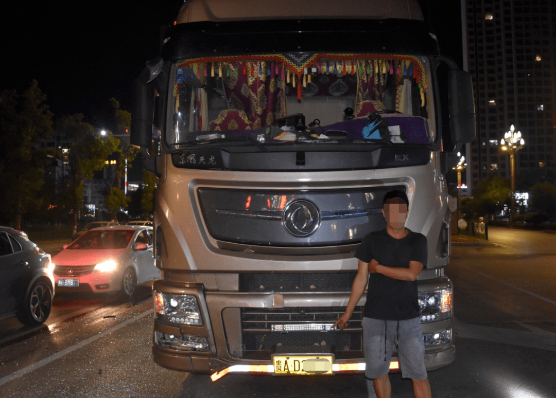 安顺一半挂车司机酒后开车,结果半路酒劲上头直接追尾警车!