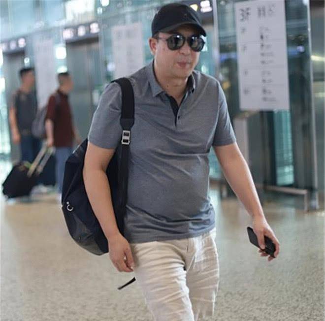 51岁张嘉译疑病情加重,发白背影佝偻似老头,穿着打扮接地气_张嘉益