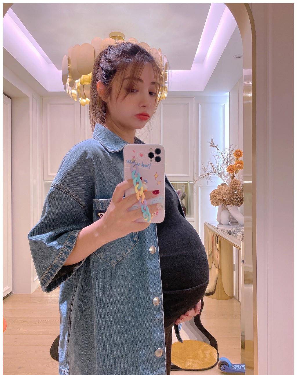 麦迪娜晒9个月孕肚照!