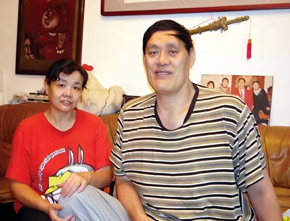 据教练穆铁柱介绍,他身高2.28米,体重160公斤,穿53号运动鞋.