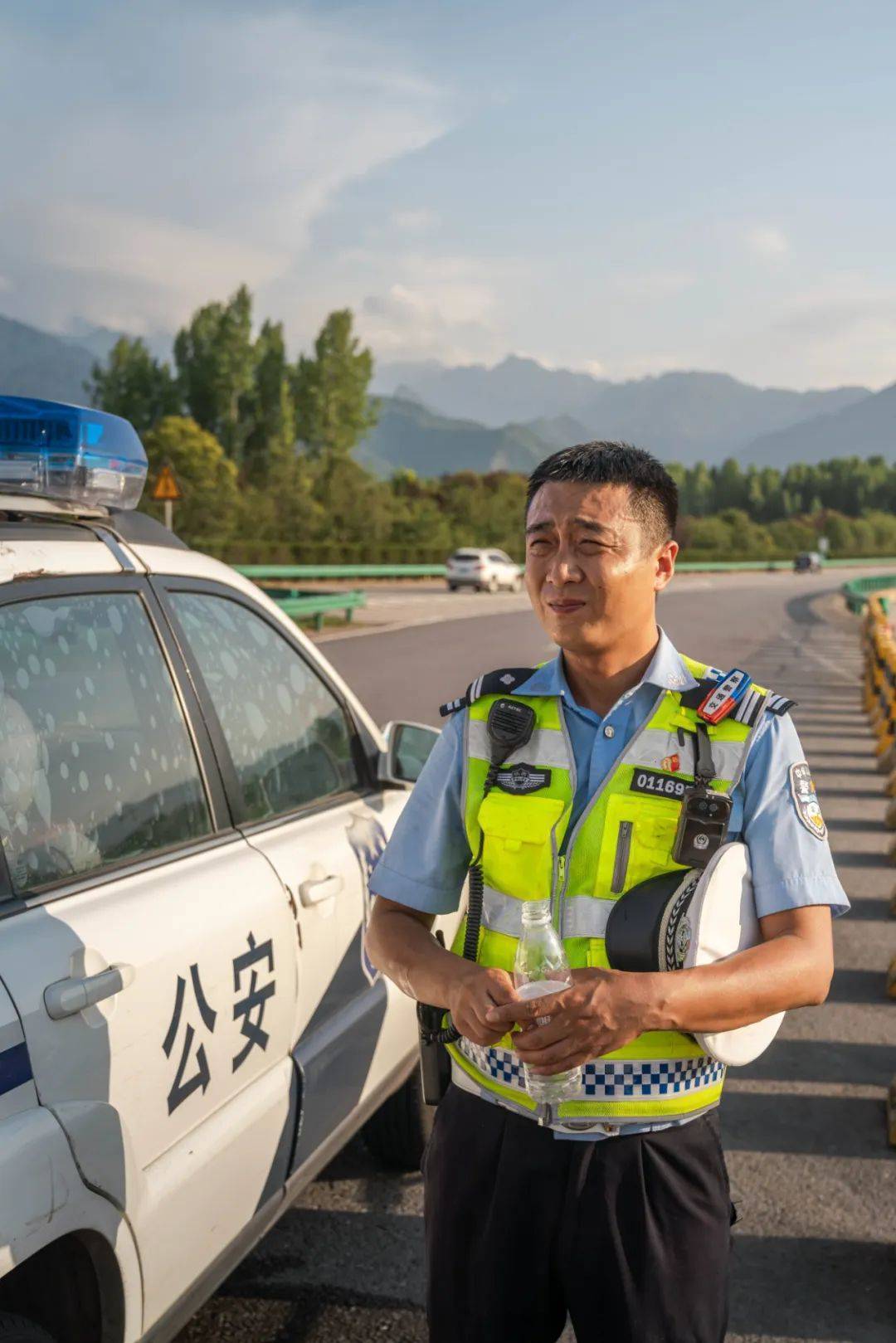 夏季支队警服穿着条例里,一线民警白天是可以不用穿荧光背心的,但只有