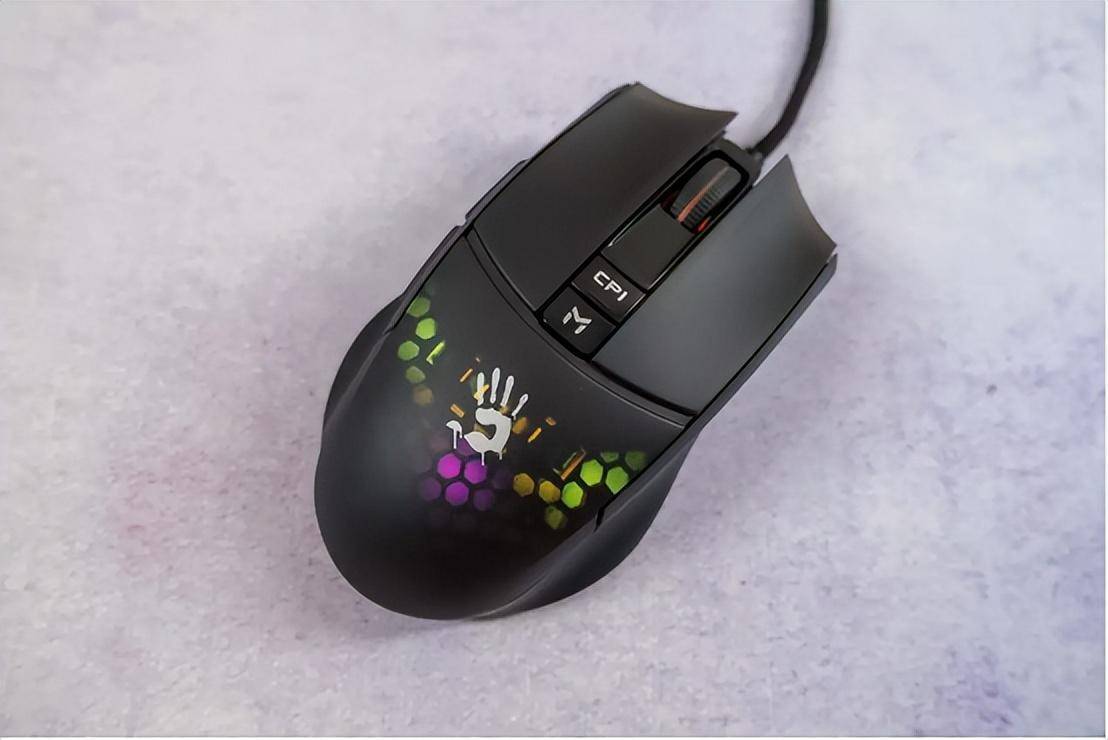 plus rgb电竞轻量鼠标的包装盒很漂亮,右下角是血手幽灵的logo和鼠标