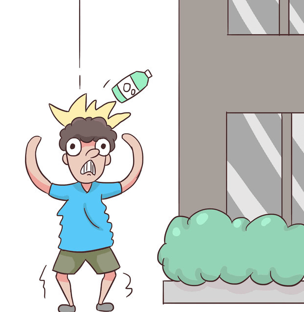福建一男子因与对楼邻居吵架泄愤,将玻璃瓶从5楼扔下!砸中了