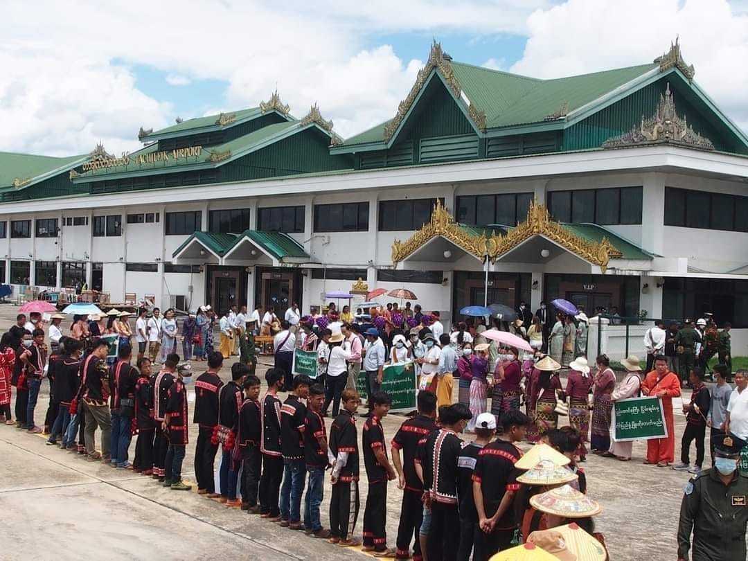 从大其力联邦公路到机场,人们举着写有"支持和谈