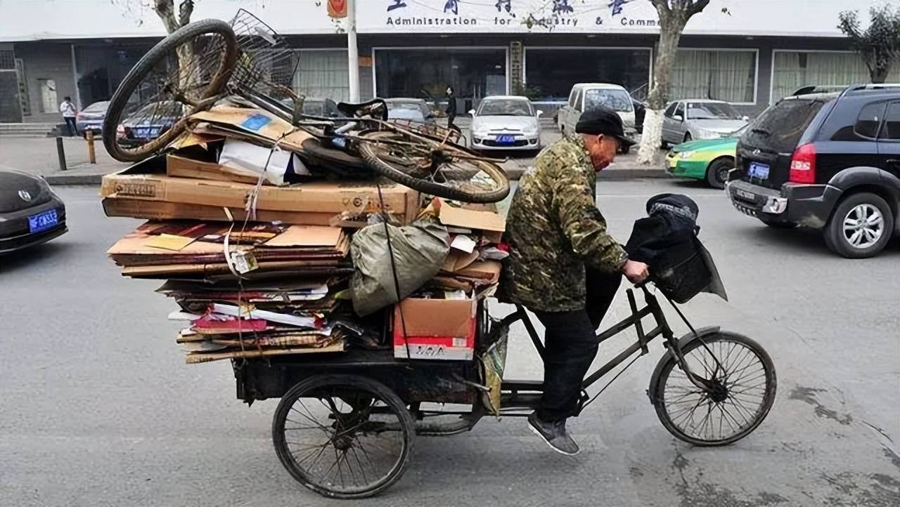 他靠捡破烂而得以生活的男孩,无意间捡到一百万,成为亿万富豪