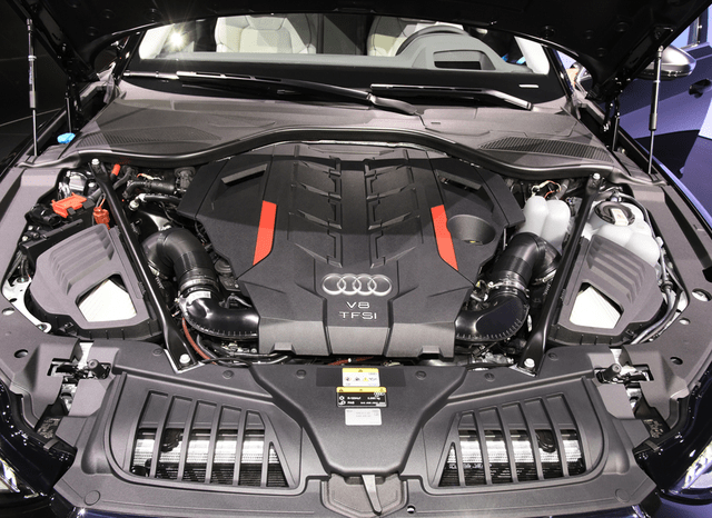 该车搭载了ea825 v型8缸发动机,这台发动机由奥迪与保时捷共同研发