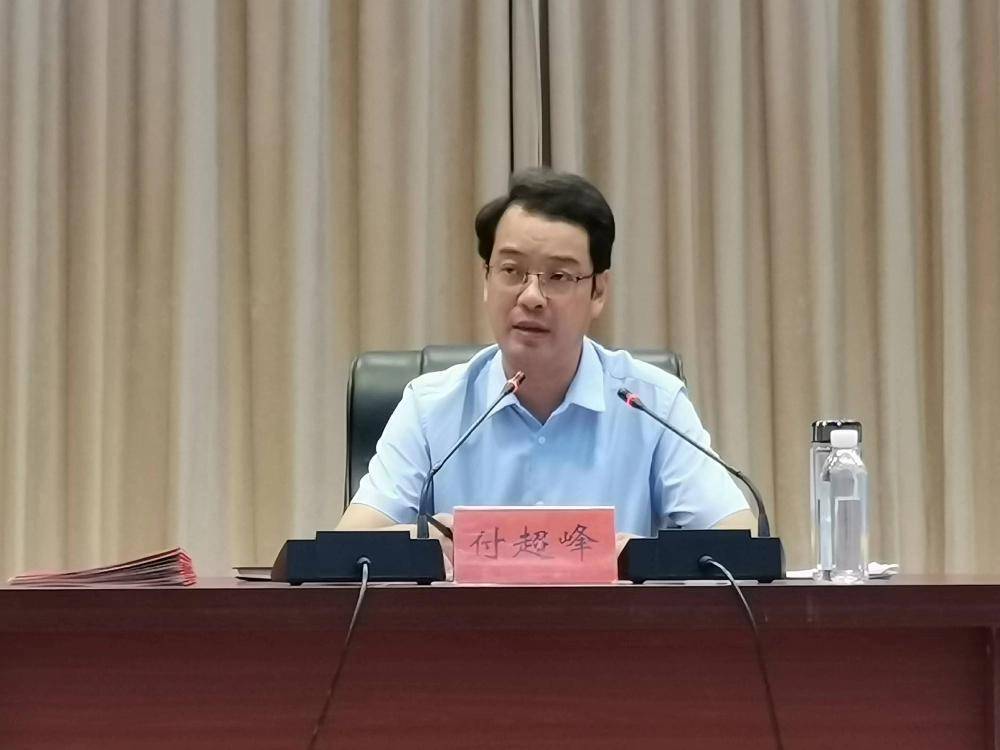 会议由教体局党组副书记,副局长,县职高党支部书记郑