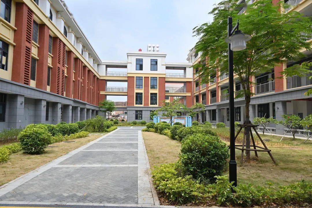 漫步厦门市东山中学附属学校,处处可见以"梦想"为主题的校园文化.